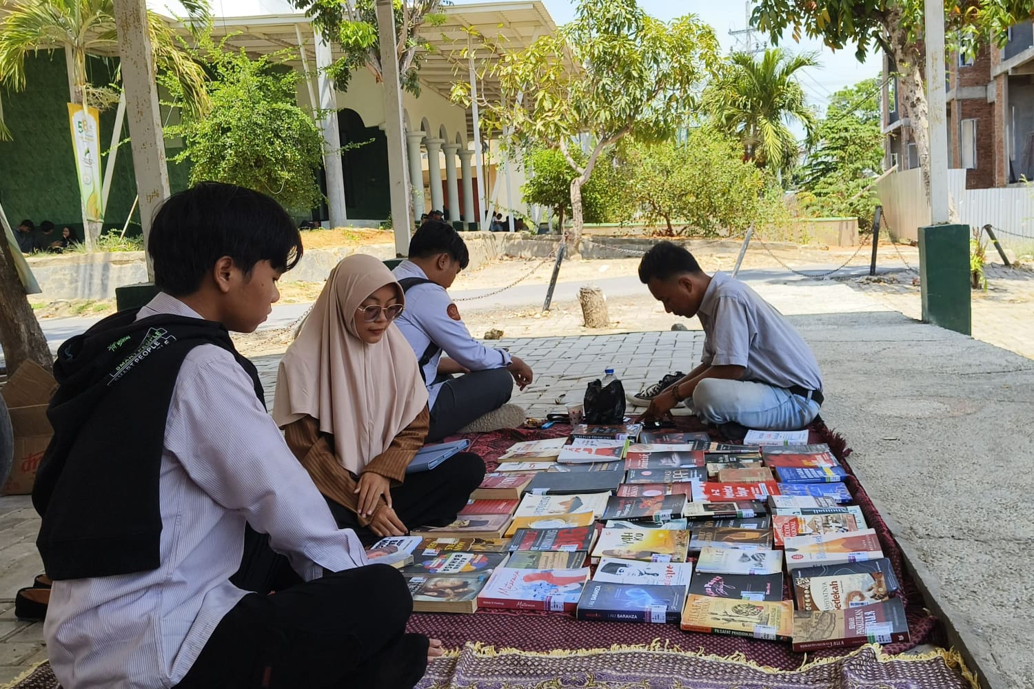 Lebih Dekat dengan Literasi Lewat GubukÂ Literasi