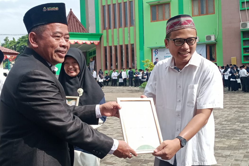 BERPRESTASI AKREDITASI UNGGUL, PRODI DAN KAPRODI TBIN MENDAPAT PENGHARGAAN REKTOR IAIN MADURA