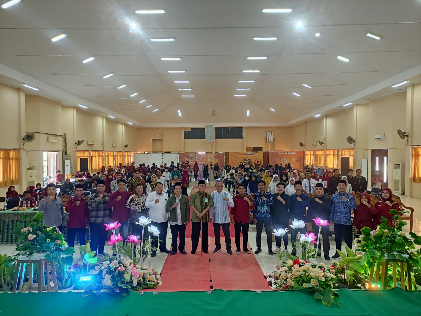 Seminar Nasional Sebagai Puncak Acara Bulan Bahasa 2022: Sastrawan D. Zawawi Imron Sebagai Narasumber